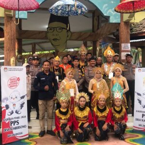 Pakai Kostum Unik Untuk Menarik Minat Pemilih, TPS Desa Sumbersono Kenakan Kostum Kerajaan Mojopahit