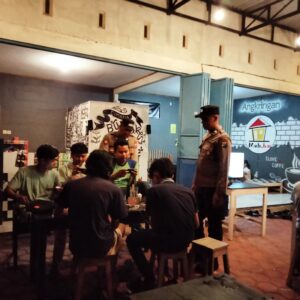Cooling System Polres Tulungagung Patroli Sambang Ajak Warga Jaga Persatuan dan Kesatuan Pasca Coblosan Pemilu