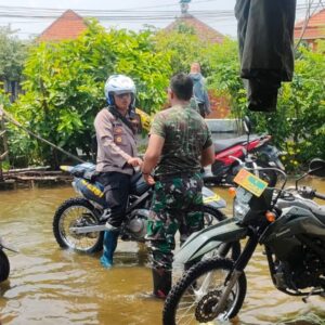 Sinergitas, Polisi Bersama TNI dan BPBD Tangani Banjir di Sidoarjo