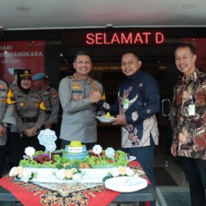 Dukung Zero Emisi, Polresta Malang Kota Terima Sertifikat Dekarbonisasi Partner dan Pohon dari Pertamina