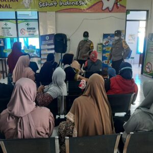 Personil Polsek Jogoroto Memberi Himbuan Kamtibmas Kepada Warga Masyarakat Yang Sedang Berobat Di Pukesmas Mayangan