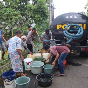 Polres Malang Salurkan Bantuan Air Bersih untuk Warga Dusun Pepen
