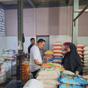 Jelang Ramadhan Satgas Pangan Polres Lamongan Sidak Pasar Pastikan Ketersediaan dan Harga Beras
