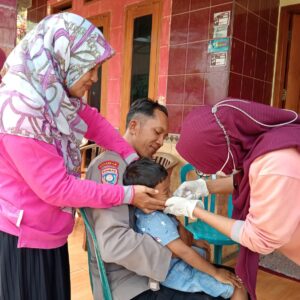 Dampingi Warga Binaanya, Pak Bhabin Polres Ngawi Turut Sukseskan Program Imunisasi Polio