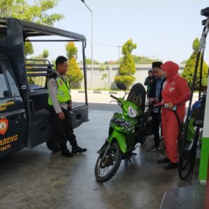 *Antisipasi Gangguan Kamtibmas Anggota Polsek Bareng Tingkatkan Patroli Himbau Warga Di SPBU Bareng*