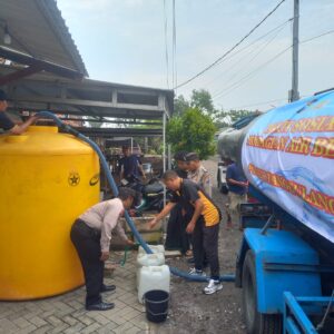 Polisi Beri Bantuan Air Bersih Untuk Warga Terdampak Banjir di Sidoarjo