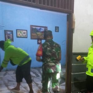 Kompak Polres Ngawi bersama TNI Bantu Bersihkan Rumah Warga Terdampak Luapan Sungai Sawur