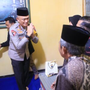 Kapolda Jatim Takziah ke Rumah Duka Anggota PPS, Turut Belasungkawa dan Beri Santunan
