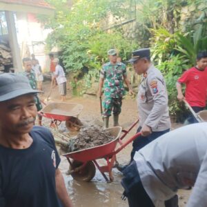 Sinergitas, Polisi Bersama TNI dan Warga Gotong Royong Bersihkan Material Longsor di Trenggalek