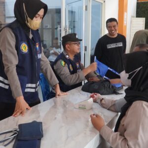 Pasca Pungut Suara Pemilu 2024 Polrestabes Surabaya Masih Beri Layanan Kesehatan Bagi Petugas KPPS