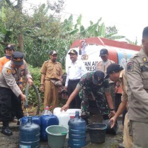 Gelar Baksos Polres Probolinggo Distribusikan Air Bersih Untuk Warga di Lumbang
