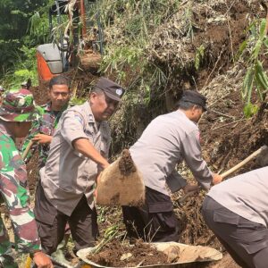 Buka Akses Jalan, Polres Malang Bersama TNI dan Warga Bersihkan Tanah Longsor di Wagir