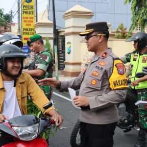 Operasi Keselamatan Semeru 2024, Polres Pamekasan Turun Jalan Berbagi Brosur Himbauan Kamseltibcarlantas