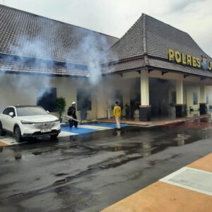 *Cegah DBD, Sidokkes Polres Jombang lakukan Penyemprotan*