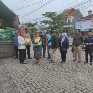 Upaya Stabilisasi Harga Beras Satgas Pangan Polres Magetan bersama Bulog Gelar Operasi Pasar
