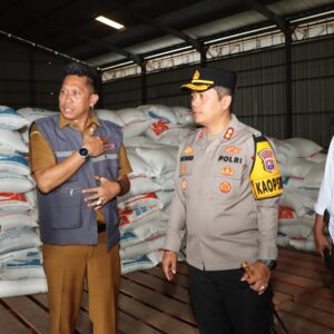 Pastikan Stok Beras Aman Selama Ramadhan, Kapolres Sumenep Cek Gudang Bulog