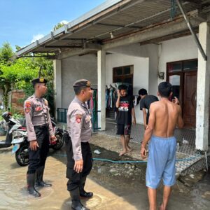 *Banjir Melanda 2 Desa di Jombang, Polisi Turun Pastikan Kondisi Warga Aman*