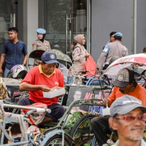 Merakyat, Kapolrestabes Surabaya Ajak Sarapan Bareng dan Berbagi Sembako untuk Abang Becak