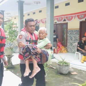 Ditpolairud Polda Jatim dan Polres Mojokerto Evakuasi Korban Banjir, 3000 Jiwa Diungsikan