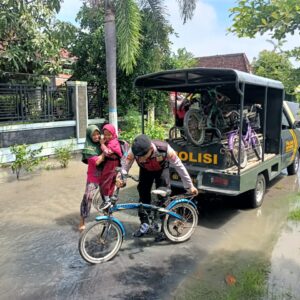 Tanggap Bencana, Polisi Evakuasi Pelajar SD yang Terjebak Banjir di Magetan