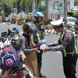 Operasi Keselamatan Semeru 2024, Polres Tuban Beri Hadiah Kepada Pengendara Tertib Lalin