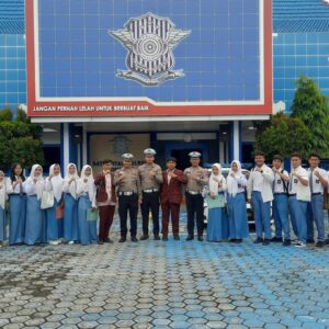*Lulus Ujian Teori dan Praktik, Polres Jombang Beri SIM Gratis Kepada 7 Pelajar*