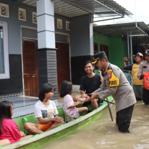 Polisi Distribusikan Ribuan Nasi Bungkus Untuk Warga di Bojonegoro Saat Banjir Belum Surut
