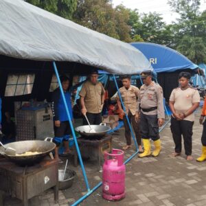 Respon Cepat Tim Gabungan TNI-Polri dan BPBD Probolinggo Tangani Banjir di Tiga Desa Kecamatan Dringu