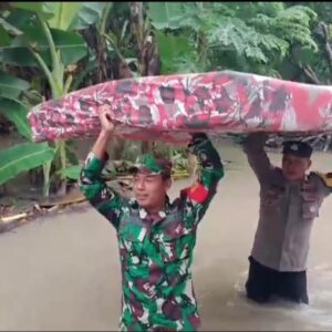 Tanggap Bencana, Polres Ngawi Bersama TNI Sigap Bantu Warga Terdampak Banjir
