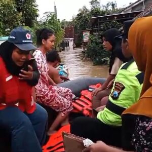 Gerak Cepat, Polisi bersama TNI dan BPBD Evakuasi Ribuan Warga Terdampak Banjir di Bangkalan