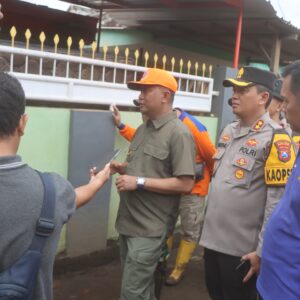 Gotong Royong, Forkopimda Probolinggo Bersihkan Material Pasca Banjir di Dringu