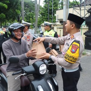 Hari Pertama Puasa Ramadhan, Polres Nganjuk Berbagi Takjil untuk Pengguna Jalan