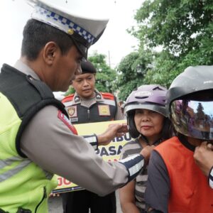 Beri Helm Gratis Pengendara di Operasi Keselamatan Semeru 2024, Polres Ponorogo Ajak Warga Tertib Lalin