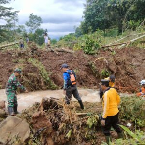 *Petugas Gabungan Polres Jombang, Kodim 0814 dan Pemkab Jombang Bersihkan Material Longsor yang Menutupi Sungai Kali Maling di Jombang*