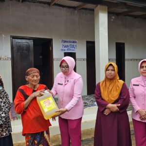 Polres Bangkalan dan Bhayangkari Salurkan Bansos untuk Warga Terdampak Banjir di Arosbaya