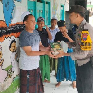Sambut Ramadhan, Polres Pamekasan Berbagi Al-Qur’an untuk Ponpes dan Tempat Ibadah