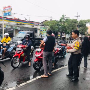 Semarakkan Bulan Ramadhan Polisi di Sidoarjo Berbagi Takjil