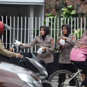 Polres Jombang Bagi Takjil Ke Pengendara Sembari Sosialisasikan Keselamatan Lalulintas