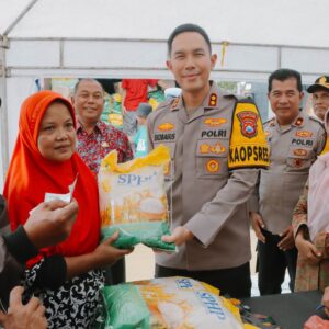 *Polres Jombang Lakukan Jumat Curhat dengan Menggelar Gerakan Pangan Murah*