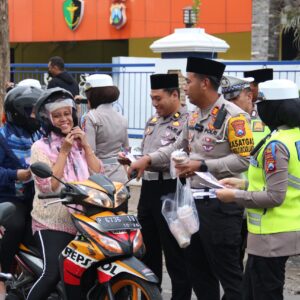 Ops Keselamatan Semeru 2024 di Bulan Ramadhan Polres Jember Berbagi Takjil Sambil Ajak Warga Tertib Lalin