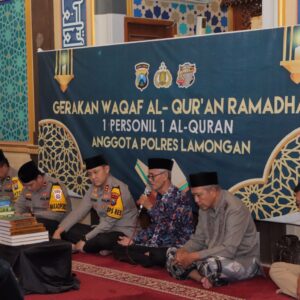 Sambut Ramadhan Polres Lamongan Waqaf 973 Al-Qur’an ke Masjid dan Mushola