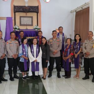 *Polres Jombang Gelar Minggu Kasih di Gereja Kristen Jawi Wetan Bongsorejo Jombang*
