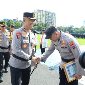 Pimpin upacara Hari Kesadaran Nasional Kapolda Jatim Beri Penghargaan 35 Anggota Berprestasi