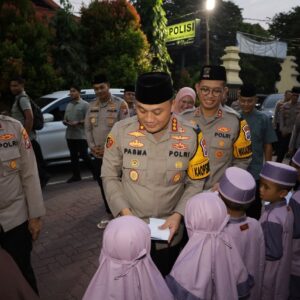 Safari Ramadhan ke Jajaran, Kapolrestabes Surabaya Beri Taliasih untuk Anak Yatim