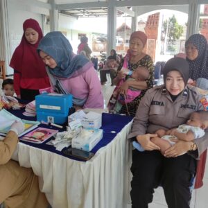 Dukung Pemerintah Tangani Stunting, Polwan Polres Mojokerto Bantu Sukseskan Posyandu.
