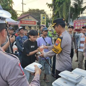 Ramadhan Berkah Kapolres Situbondo Berbagi Takjil untuk Massa Unras AMPD