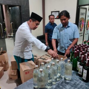 *Polres Jombang Tangkap 8 Penjual Miras dengan Ratusan Botol Barang Bukti dalam Dua Hari*