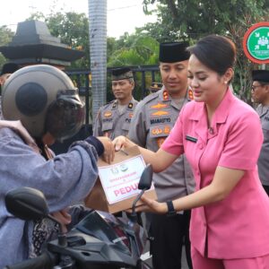 Ramadhan Berkah, Polres Kediri Kota dan Bhayangkari Berbagi Takjil Jelang Berbuka Puasa