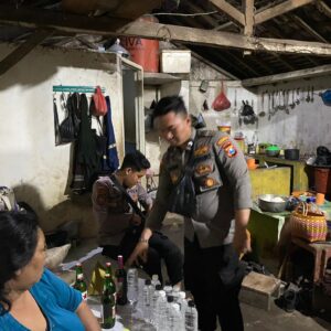 Gelar Operasi Pekat, Polres Situbondo Berhasil Amankan Puluhan Botol Miras
