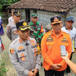 Pasca Gempa Polres Tuban bersama BPBD Beri Bantuan Warga Terdampak